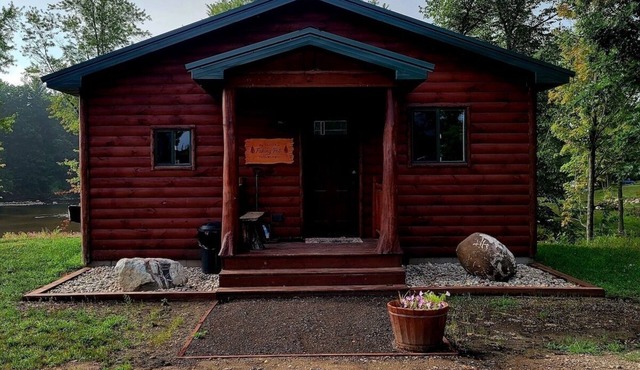 Cozy Riverfront Fish Cabin
