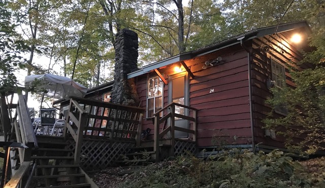 Cozy rustic cottage minutes away from Tanglewood and Stockbridge center
