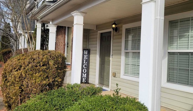 Cozy Southwest Hideaway with private parking!