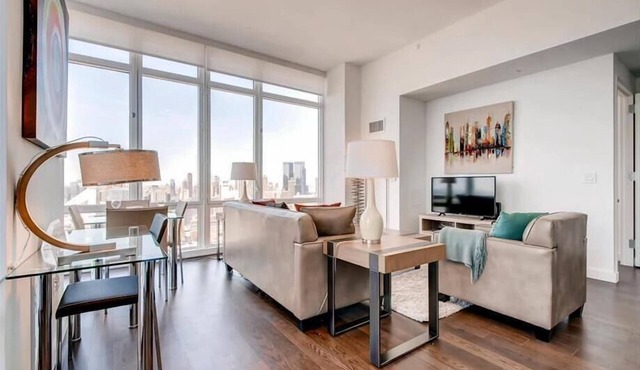 Deluxe 2BR | Full Kitchen + Washer/Dryer | Walk to Javits Center | by GLS