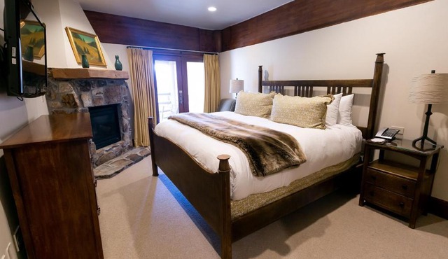 Deluxe King Room with Fireplace Hotel Room