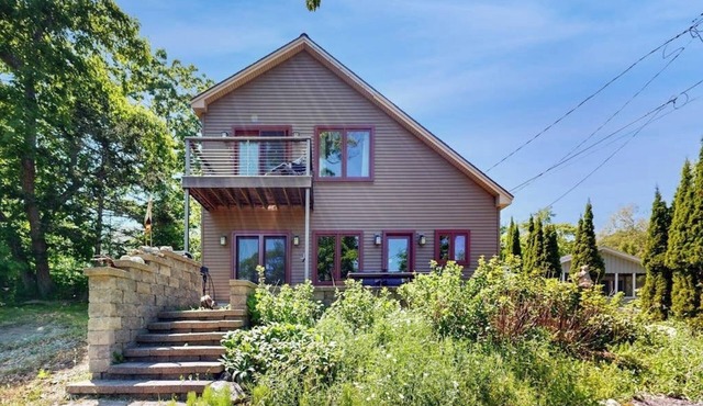 Dog-friendly home with WiFi, washer/dryer, & shared dock