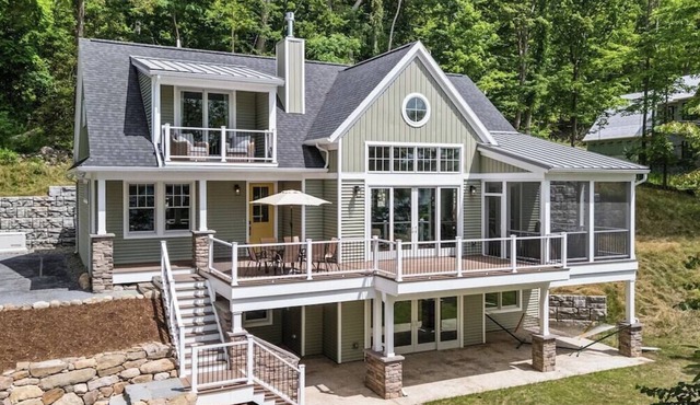 Down on the Bluff: Five bedroom lake home with 200' of private waterfront