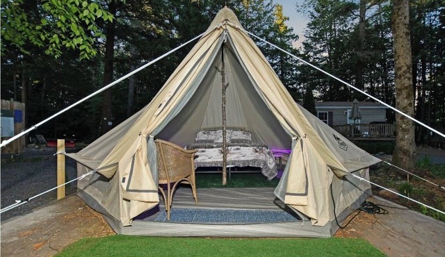 Enchanting 1-bedroom Yurt Tent in a campground, in peaceful Lake Luzerne getaway