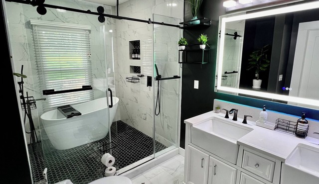Exquisite 4BR/3BA Home by LSP Homes. 10 min DT/Airport