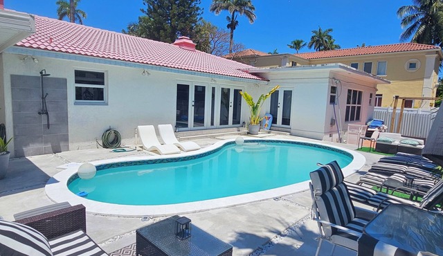 EXQUISITE GRAND POOL 4/4 VILLA HALF MILE TO BEACH