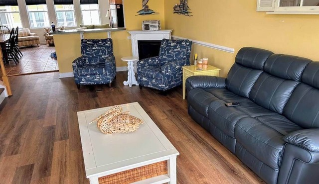 Fabulous Luxury 5 Bedroom townhouse With WiFi In Gated Community On Bayside With Indoor/Outdoor Pools, Private Beaches, Restaurant, And More Just Ten Minutes From Beach!