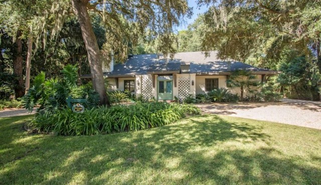 Fabulous Modern Cottage with Pool! 2 Minute Walk to Beach!