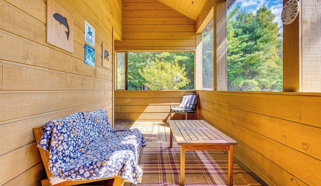 Family-Friendly 3BR Lodge — Summer Lake Days, Beach Access & Screened Patio
