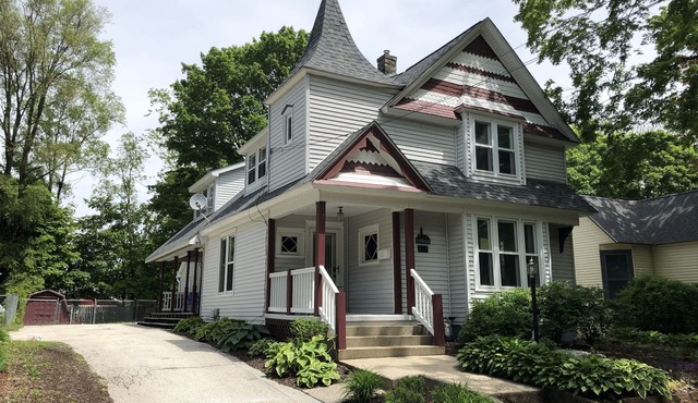 Family Home close to Downtown & Beach!