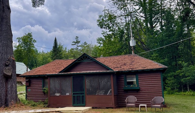 Fireside Cabin, Pool & AC, Wonderful Cozy Adirondack Cabin steps from Loon Lake.