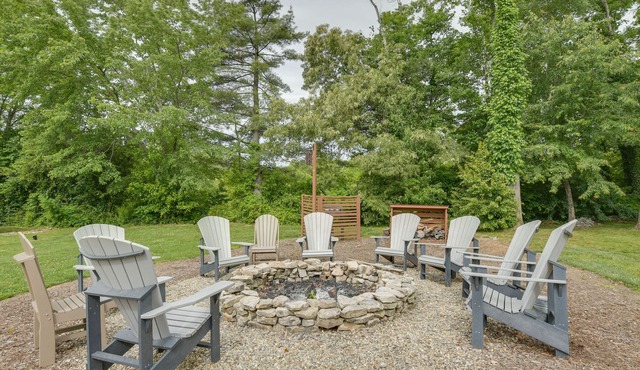 Flat Rock Tiny Home: BBQ-Ready Patio & Pool Access