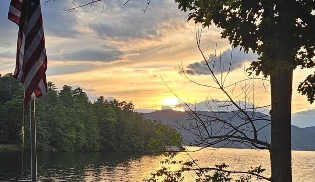 Float through your summer vaca on the lake in your 4 bed lakeside home.