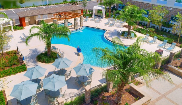 Free Breakfast. 10 Min to U of Florida. Outdoor Pool & Hot Tub.