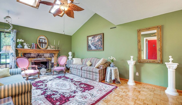 French-Inspired Townhome 9 Mi to Saratoga Springs!