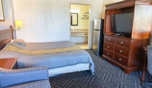 Full Bed Smoking with Kitchenette