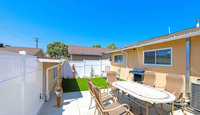 Fully Remodeled, Cheerful 4 Bedroom Close to Beach!
