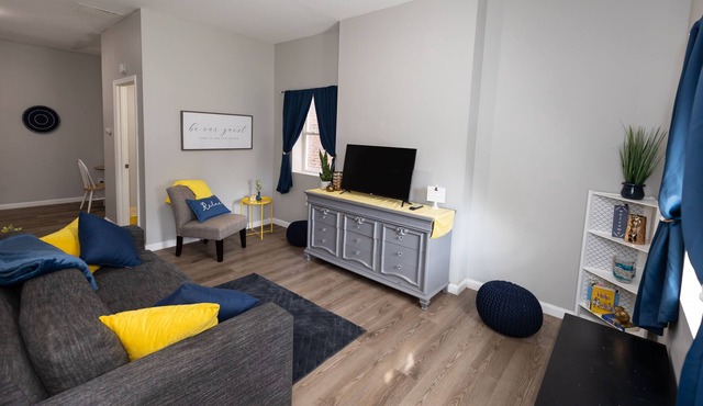 Fun-Comfy-King bed-dog friendly-<3 of the city