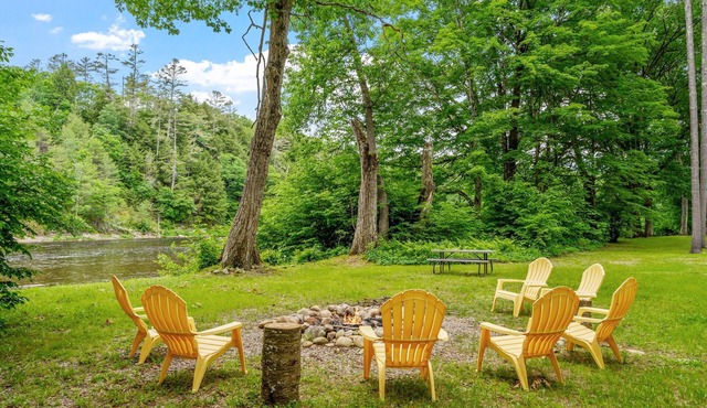 Game Room, Riverfront, Hot Tub, Sparkling Clean, 2-Acres "The Honeybee Cabin"
