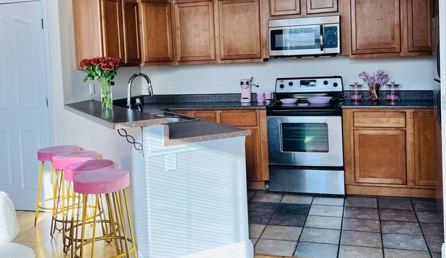 “Her Oasis”- Full loft, great location for girls trip downtown Ferguson