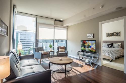 High Rise 2 Bedroom apartment in a Great location apts