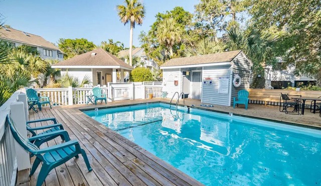 July availability! 3BR Condo, BHI Club option, 2 golf carts! Near beaches