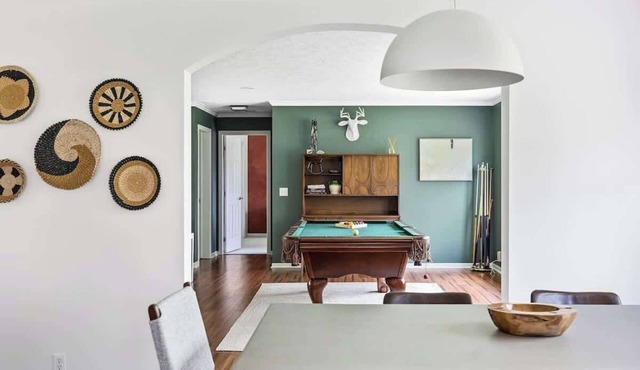 Juniper Presents: Stylish Home, Hot Tub, Grill, Fire Pit & Billiards