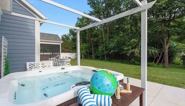 Juniper Presents: Walk to Beach, Coffee Shops! Hot tub & Game Room!