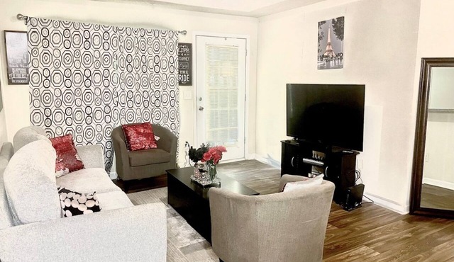 King suite 3BDRM 2Bath 5 beds 15 mins from downtown Atl & Mercedes-Benz Stadium