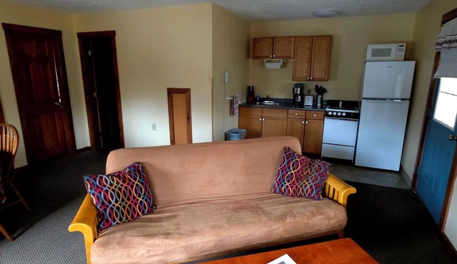 Lakefront 2BR Suite w/Kayaks, Kitchen & Porch at Wilson Lake Inn