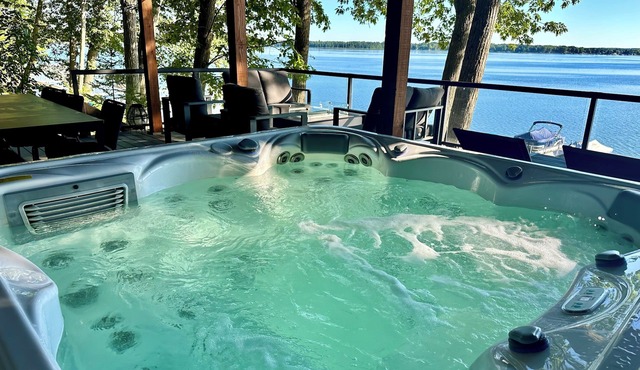 Lakefront 5BR/3BA. Dock, Kayaks, Hot Tub & Games!