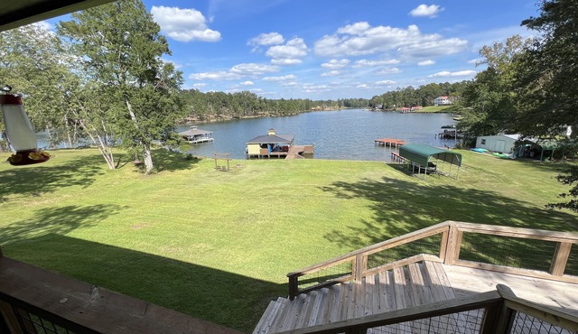 Large Lake Front Home 10 min from Downtown Milledgeville. 5 Bed, 2.5 Bath