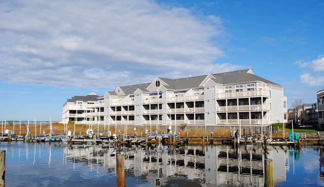 Large, spacious 3 bedroom condo with free WiFi, a boat slip, and an outdoor pool located uptown on the bay water with breathtaking view of bay!