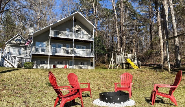 Lily & Oak Lakefront Retreat