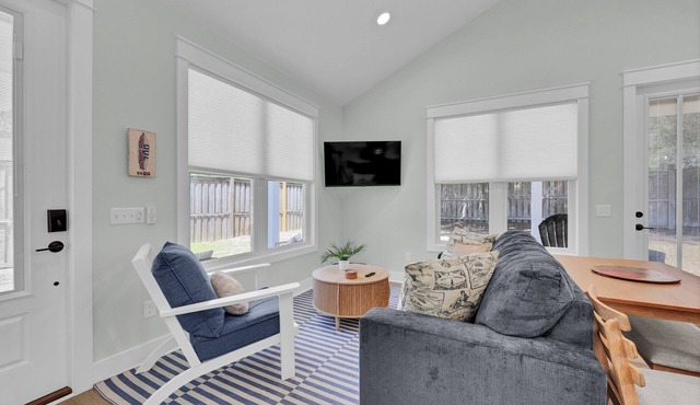 Little Palm ~ Cozy Cottage, Close to Everything Wilmington has to Offer!