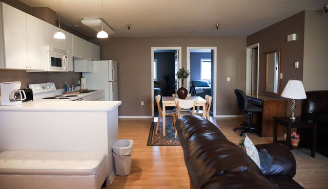 Located Downtown Close to Dining and Shopping Close to Harbors