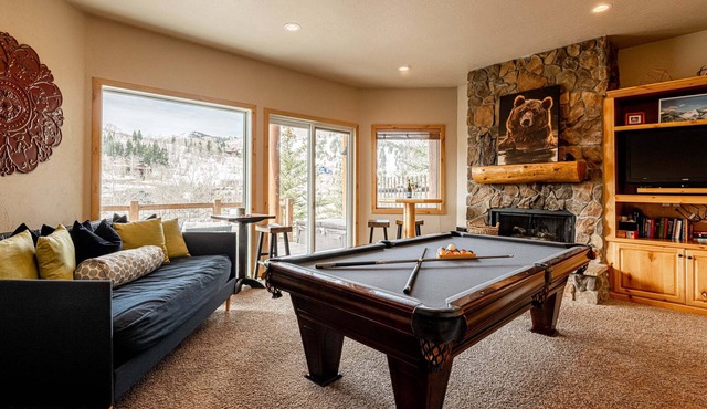 Lower Deer Valley with Amazing Views, Private Hot Tub, Walk to Old Town
