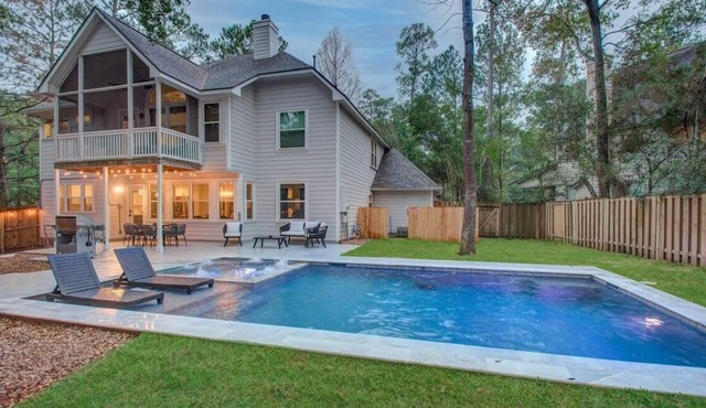 Luxe 6 BD Firepit Pool EV Charger in The Woodlands in Spring