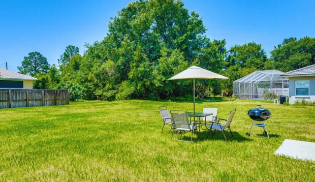Luxe Villa with Private Garden, BBQ & 14 Guest
