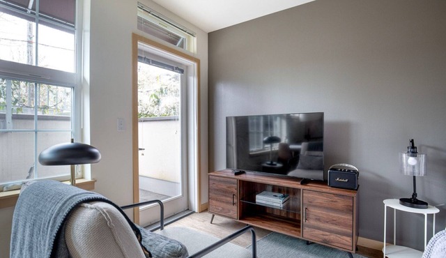 Luxe Wallingford Studio w/Pets & W/D, nr 99 & I-5, by Blueground