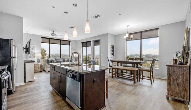 Luxurious Downtown High floor Corner-2bd2bth-#520