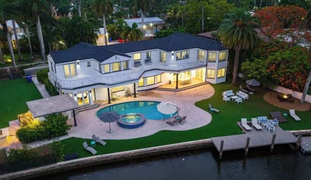 Luxurious Lake front Villa 10BR