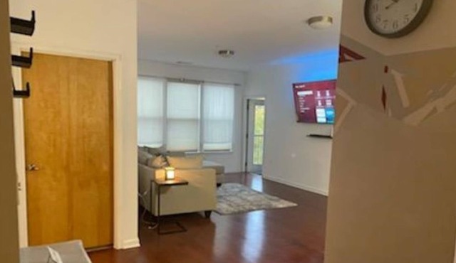 Luxurious top floor 2 bed/ 2 bath condo