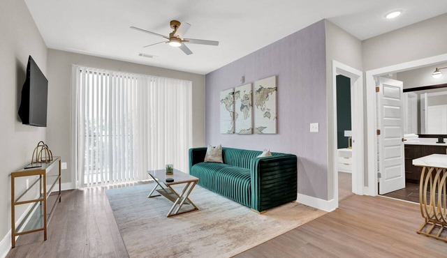 Luxury 2BR Retreat Near The Battery - 2 King Beds - FREE Parking