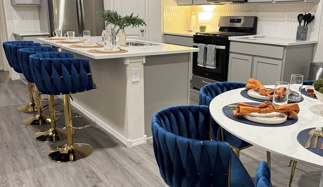 Luxury 5-Star New Home: 4 King BRs & Electric Fire - 15 Min to Airport & Plaza