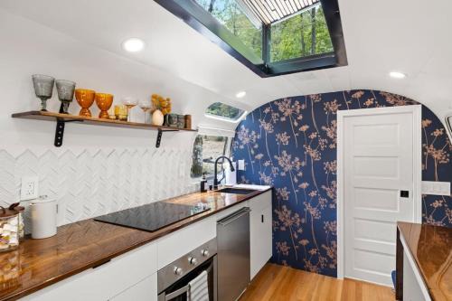 Luxury Airstream w hot tub, king bed, & grill
