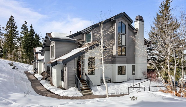 Luxury Deer Valley Ski-Out Family Chalet; Private Hot Tub, Fireplace, 5★ Reviews
