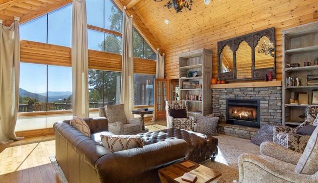 Luxury Escape: Lodge in Gateway Mountain Preserve