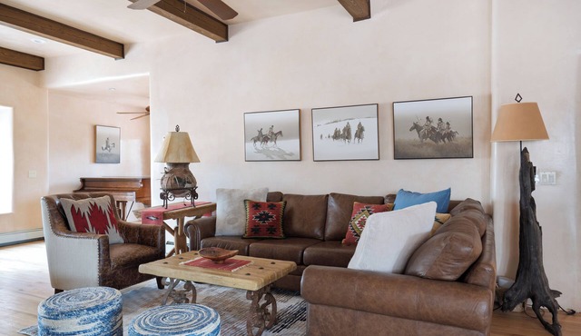 Luxury Estate 5 Mins to Plaza Hot Tub 4 Fireplaces Blackstone Grill Playground