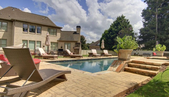 Luxury Estate Saltwater Pool, Theater & Sleeps 16